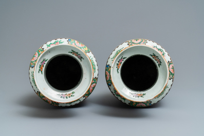 Une paire de vases de forme rouleau en porcelaine de Chine famille rose de Canton, 19&egrave;me
