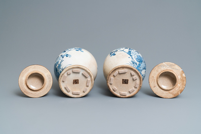 Een paar Chinese blauw-witte Nanking craquel&eacute; dekselvazen, 19e eeuw
