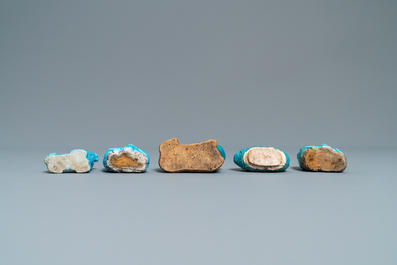 Neuf figures et compte-gouttes en porcelaine de Chine turquoise monochrome, Kangxi et apr&egrave;s