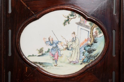 Un paravent en bois orn&eacute; de plaques en porcelaine de Chine famille rose, R&eacute;publique