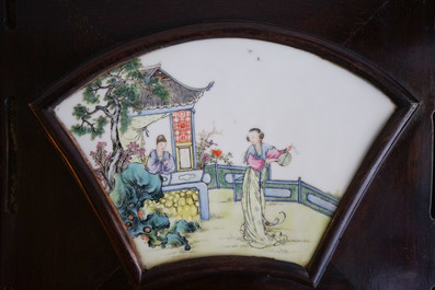 Een Chinees houten kamerscherm met famille rose 'Romance van de Westelijke Kamer' plaquettes, Republiek