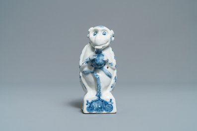 Une verseuse couverte en forme de singe en porcelaine de Chine en bleu et blanc, 19&egrave;me