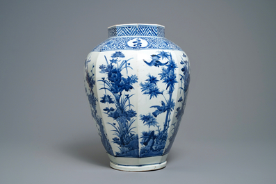 Een Japanse blauw-witte octagonale Arita vaas met floraal decor, Edo, 17e eeuw
