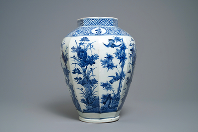 Un vase de forme octagonale en porcelaine Arita en bleu et blanc, Japon, Edo, 17&egrave;me