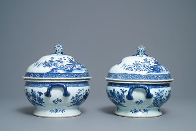 Une paire de terrines couvertes en porcelaine de Chine en bleu et blanc, Qianlong