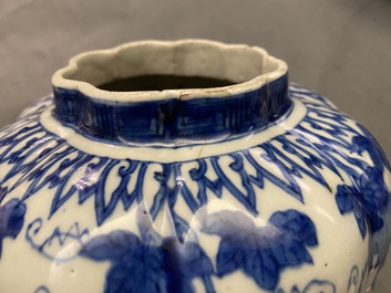 Un vase en porcelaine de Chine en bleu et blanc &agrave; d&eacute;cor d'&eacute;cureuils et vignes, Wanli/Jiajing