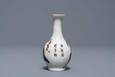 Un vase miniature en porcelaine de Chine famille rose &agrave; d&eacute;cor 'Wu Shuang Pu', 19&egrave;me