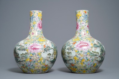Une paire de vases de forme tianqiu ping en porcelaine de Chine famille rose, marque de Qianlong, ca. 1900