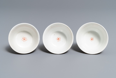 Une th&eacute;i&egrave;re, six soucoupes et trois tasses en porcelaine de Chine famille rose, Yongzheng/Qianlong