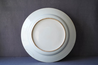 Un tr&egrave;s grand plat en porcelaine de Chine famille rose &agrave; d&eacute;cor du 'G&eacute;n&eacute;ral Yang et Mu Guiying', Kangxi/Yongzheng