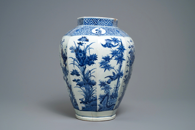 Een Japanse blauw-witte octagonale Arita vaas met floraal decor, Edo, 17e eeuw