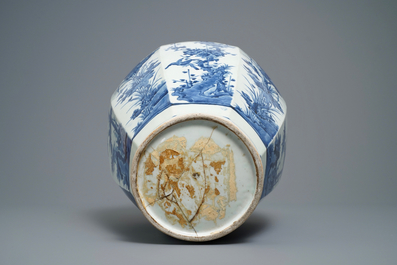 Un vase de forme octagonale en porcelaine Arita en bleu et blanc, Japon, Edo, 17&egrave;me