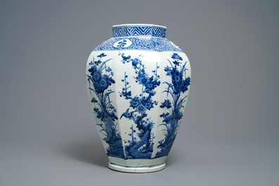 Een Japanse blauw-witte octagonale Arita vaas met floraal decor, Edo, 17e eeuw