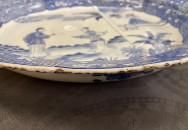 Un grand plat en porcelaine de Chine en bleu et blanc &agrave; d&eacute;cor de 'La Romance de la chambre de l'ouest', Qianlong
