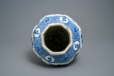 A Japanese blue and white octagonal Arita vase with floral design, Edo, 17th C.