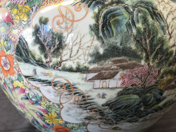 Une paire de vases de forme tianqiu ping en porcelaine de Chine famille rose, marque de Qianlong, ca. 1900