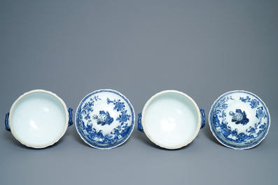 Une paire de terrines couvertes en porcelaine de Chine en bleu et blanc, Qianlong