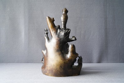 Een grote Chinese bronzen groep met Guanyin met kind op een rots, Ming