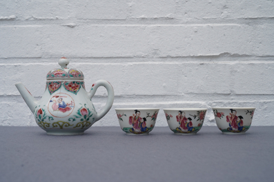 Une th&eacute;i&egrave;re, six soucoupes et trois tasses en porcelaine de Chine famille rose, Yongzheng/Qianlong