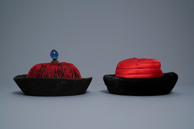 Trois chapeaux de fonctionnaires mandarins pour la court, Chine, Qing