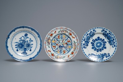 Une collection de neuf plats et assiettes en fa&iuml;ence de Delft polychrome et en bleu et blanc, 18&egrave;me