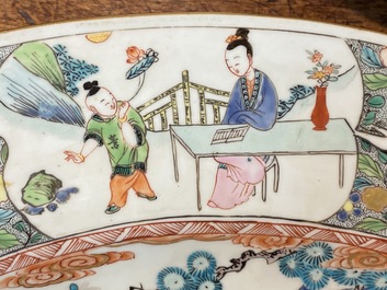 Een kapitale Chinese famille rose 'Generaal Yang en Mu Guiying' schotel, Yongzheng