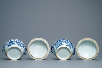 Une paire de terrines couvertes en porcelaine de Chine en bleu et blanc, Qianlong