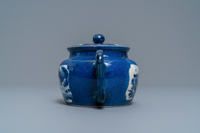 Une th&eacute;i&egrave;re couverte en porcelaine de Chine &agrave; fond bleu poudr&eacute;, Kangxi