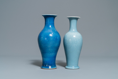Twee Chinese monochrome blauwe vazen en drie schotels, 19/20e eeuw