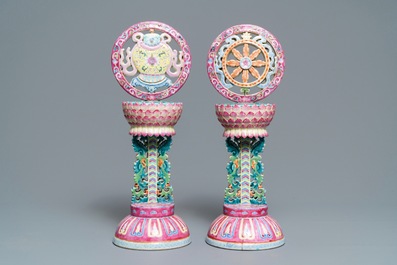 Deux ornements d'autel en porcelaine de Chine famille rose, marque de Qianlong, 19&egrave;me