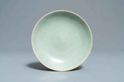 Drie Chinese Longquan celadon schotels, Song en Ming