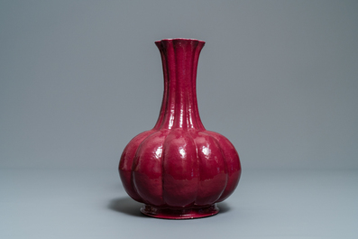 Un vase en porcelaine de Chine rouge de rubis monochrome, marque de Qianlong, 19&egrave;me