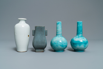 Onze petits vases en porcelaine de Chine monochrome et verre de P&eacute;kin, Kangxi et apr&egrave;s