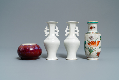 Huit petits vases et un lave-pinceaux en porcelaine de Chine, Kangxi et apr&egrave;s