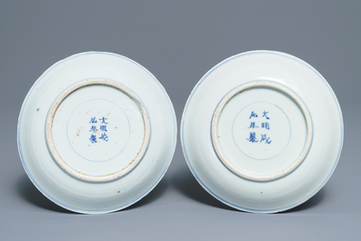 Een paar Chinese blauw-witte 'Drie vrienden van de winter' borden, Chenghua merk, Wanli
