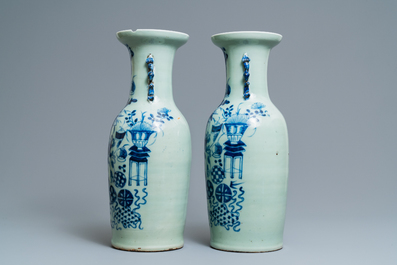 Vier Chinese blauw-witte celadon vazen, 19e eeuw