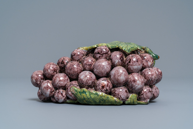 Une bo&icirc;te couverte en forme d'une grappe de raisins en fa&iuml;ence de Delft polychrome, 18&egrave;me