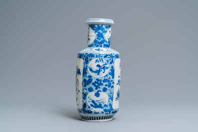 Een Chinese blauw-witte rouleau vaas met floraal decor en antiquiteiten, 19e eeuw
