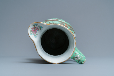 Une grande verseuse et son bassin en porcelaine de Chine famille rose &agrave; d&eacute;cor de dragons, 19&egrave;me