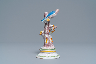 Un groupe en fa&iuml;ence polychrome de Bruxelles figurant deux oiseaux sur un arbre, 18&egrave;me