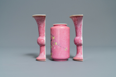 Zeven stukken Chinees monochroom roze en leverrood porselein, Kangxi en later