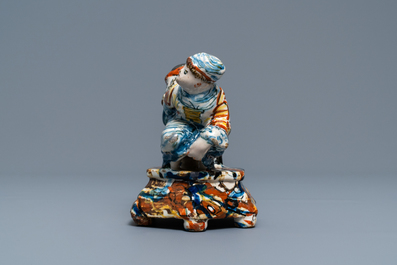 Un groupe en fa&iuml;ence de Delft polychrome figurant un couple sur un pot de chambre, 18&egrave;me