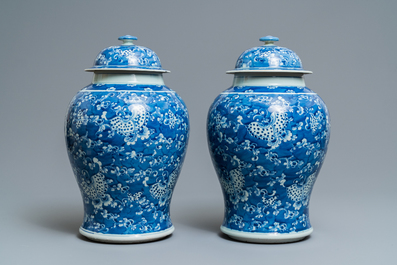 Twee paar Chinese blauw-witte dekselvazen, 19/20e eeuw