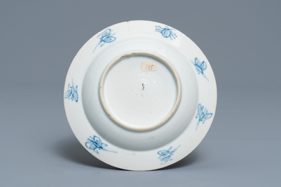 Une coupe en porcelaine Arita en bleu et blanc d'apr&egrave;s Cornelis Pronk: 'Dames au parasol', Japon, Edo, 18&egrave;me