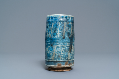 Een blauw-witte cylindrische Islamitische aardewerken vaas, Syri&euml; of Iran, 19e eeuw