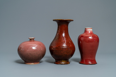 Drie Chinese vazen met langyao en rood flamb&eacute; glazuur, 19/20e eeuw