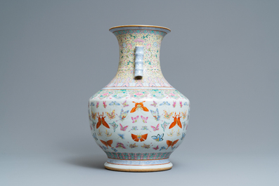 Un vase de forme hu en porcelaine de Chine famille rose &agrave; d&eacute;cor de papillons, marque de Qianlong, 20&egrave;me