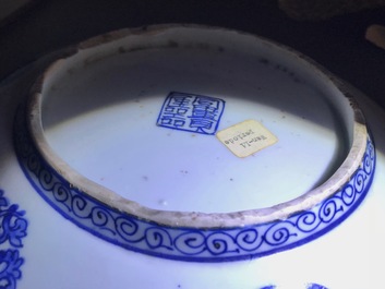 Een Chinese blauw-witte schotel met kraanvogels, 'fu gui jia qi' mark, Jiajing
