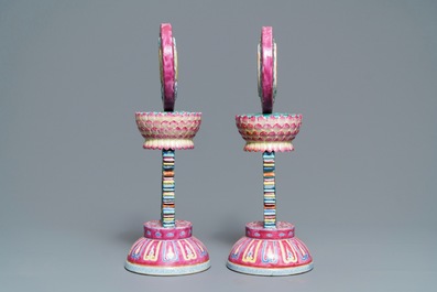 Deux ornements d'autel en porcelaine de Chine famille rose, marque de Qianlong, 19&egrave;me