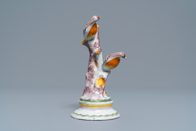 Un groupe en fa&iuml;ence polychrome de Bruxelles figurant deux oiseaux sur un arbre, 18&egrave;me